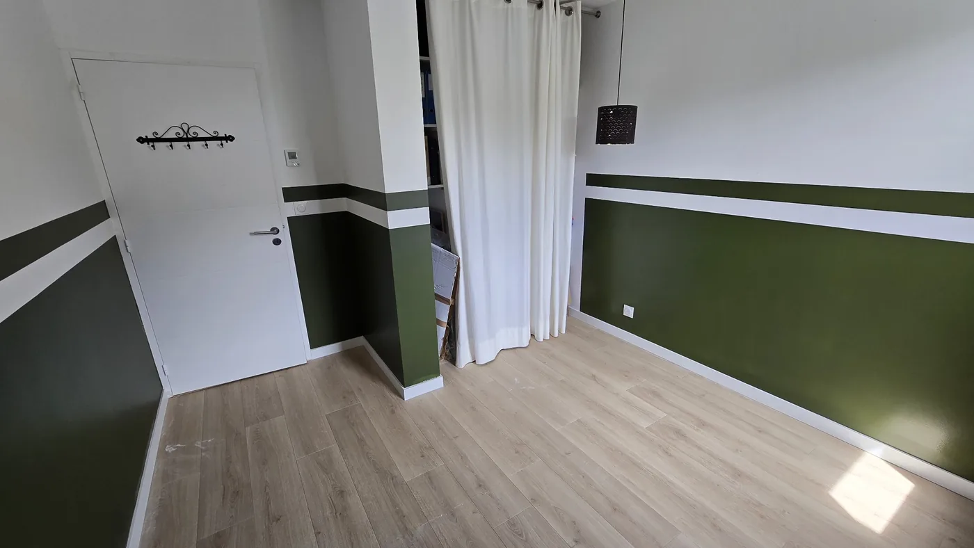 Peinture décorative verte et blanche