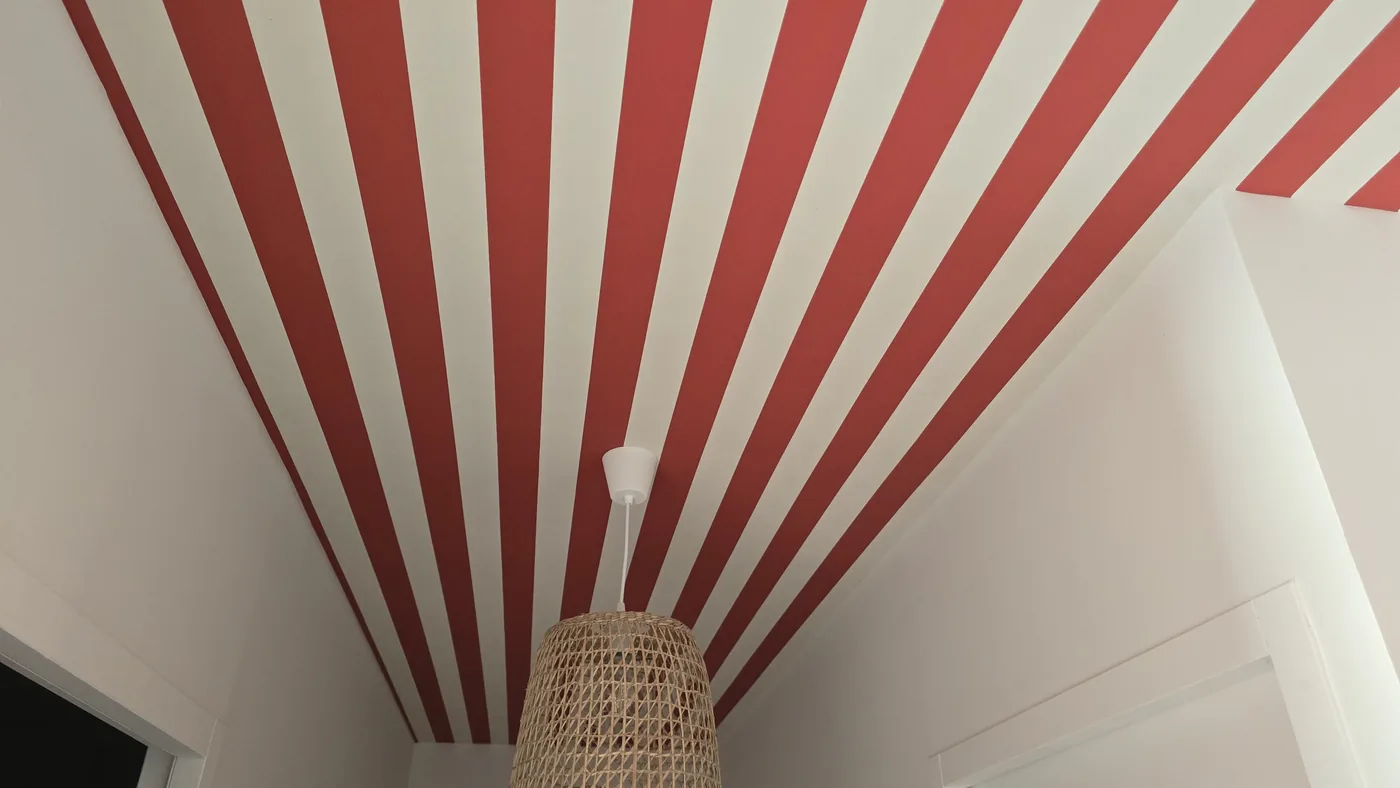 Papier peint rayé au plafond